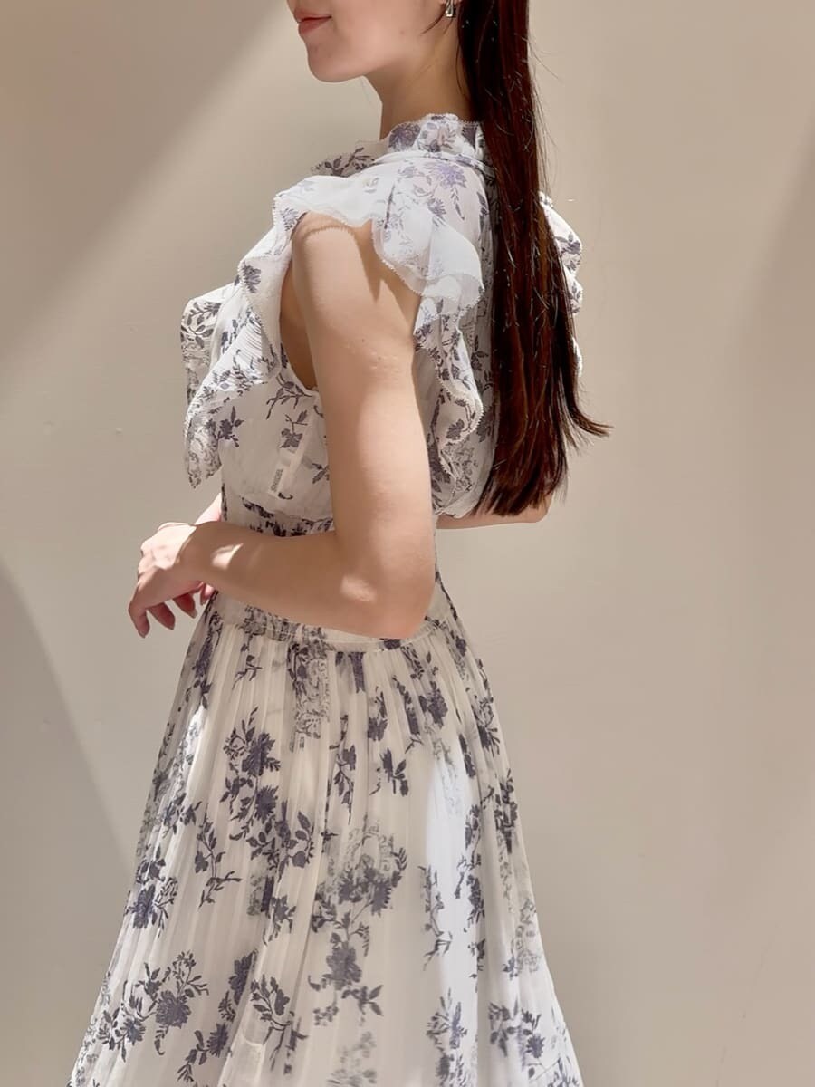 ホワイト系のワンピース、ブルー系のカーディガン/ボレロ、ブラック系のブーツを着用したレディースの秋コーディネートの6枚目の写真