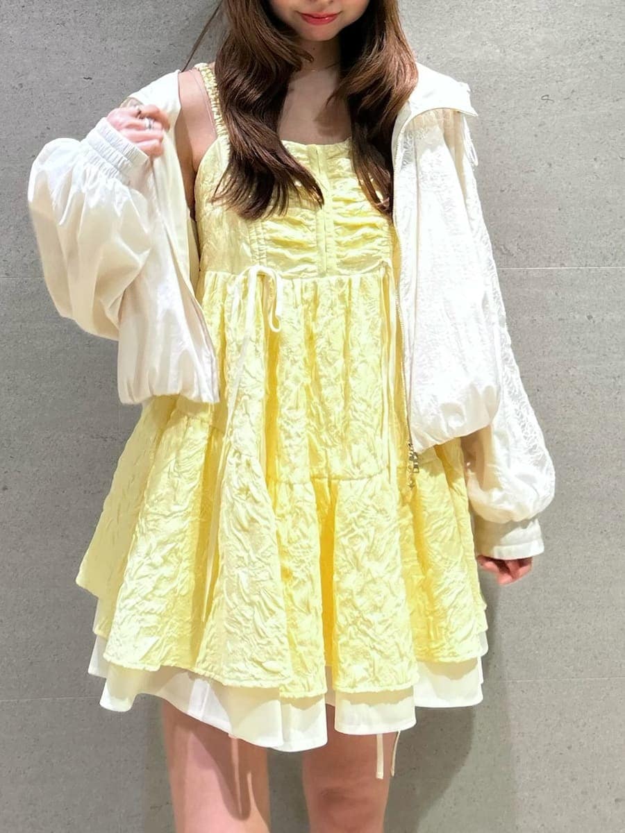 ホワイト系のブルゾン、シルバー系のスニーカーを着用したレディースの春コーディネートの7枚目の写真