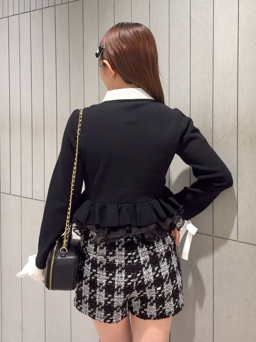 ブラック系のその他パンツ、ブラック系のカーディガン/ボレロ、ブラック系のブーツを着用したレディースの秋コーディネートの4枚目の写真