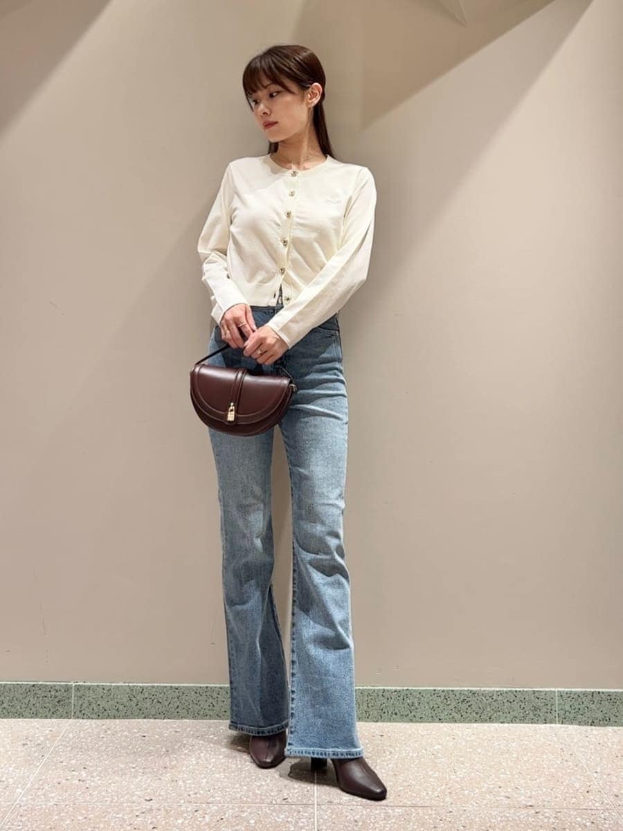 ホワイト系のカーディガン/ボレロ、ブルー系のその他パンツ、ブラウン系のハンドバッグを着用したレディースの夏コーディネートの3枚目の写真