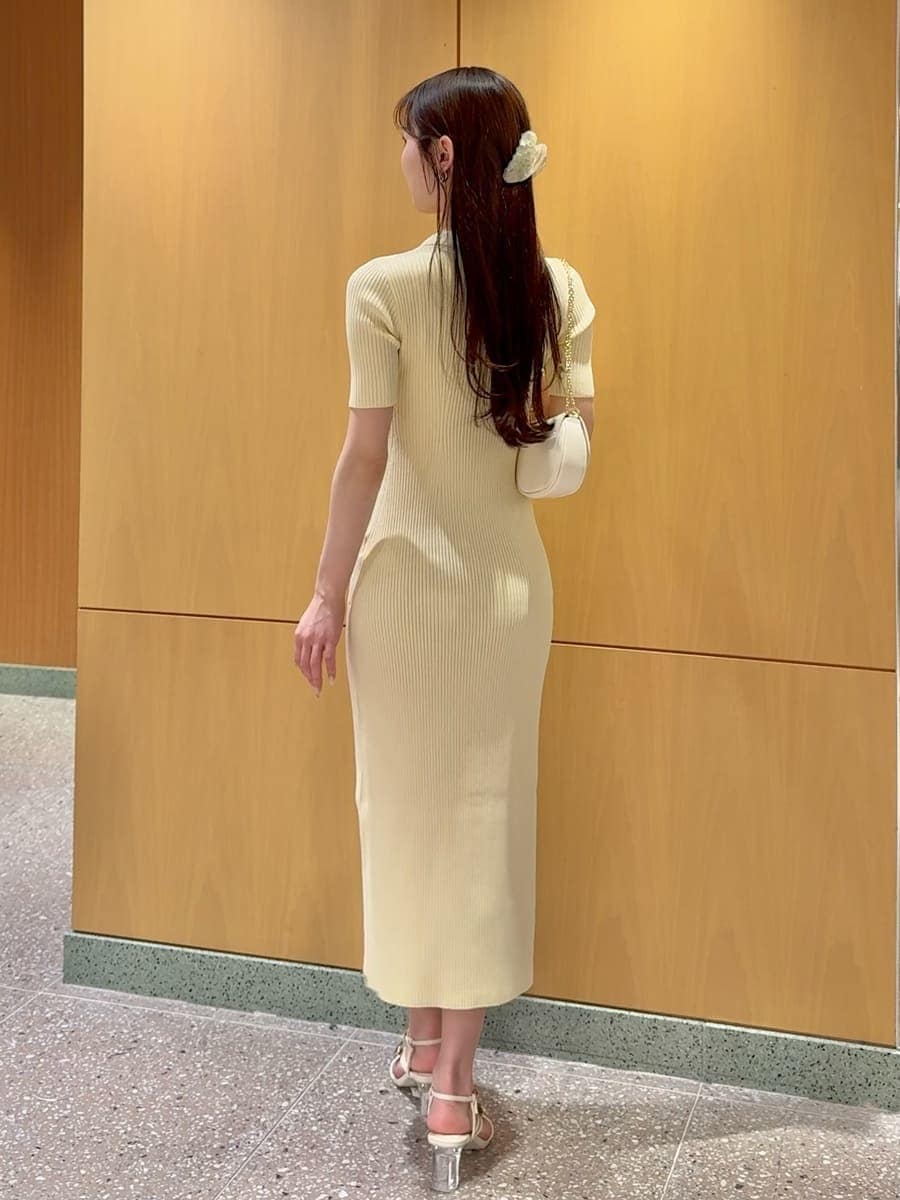 イエロー系のワンピース、ホワイト系のショルダーバッグを着用したレディースの春コーディネートの3枚目の写真