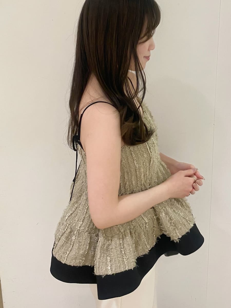 ホワイト系のテーラードジャケット、ホワイト系のスラックス、ベージュ系のその他トップスを着用したレディースの冬コーディネートの6枚目の写真