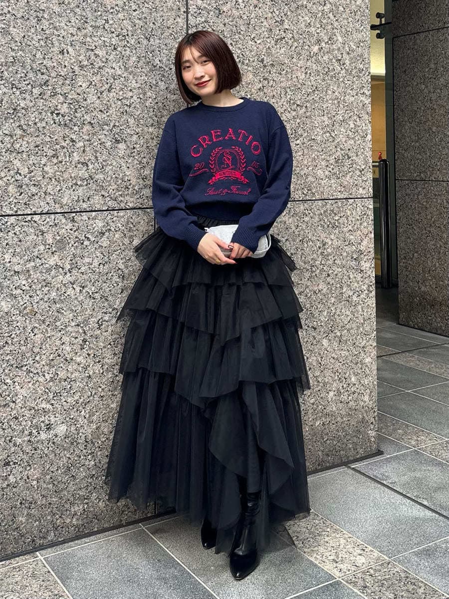 ブラック系のブーツ、ブルー系のニット/セーターを着用したレディースの冬コーディネートの5枚目の写真