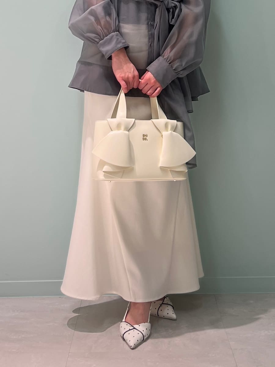 ホワイト系のスカート、グレー系のニット/セーター、その他のパンプスを着用したレディースの春コーディネートの5枚目の写真