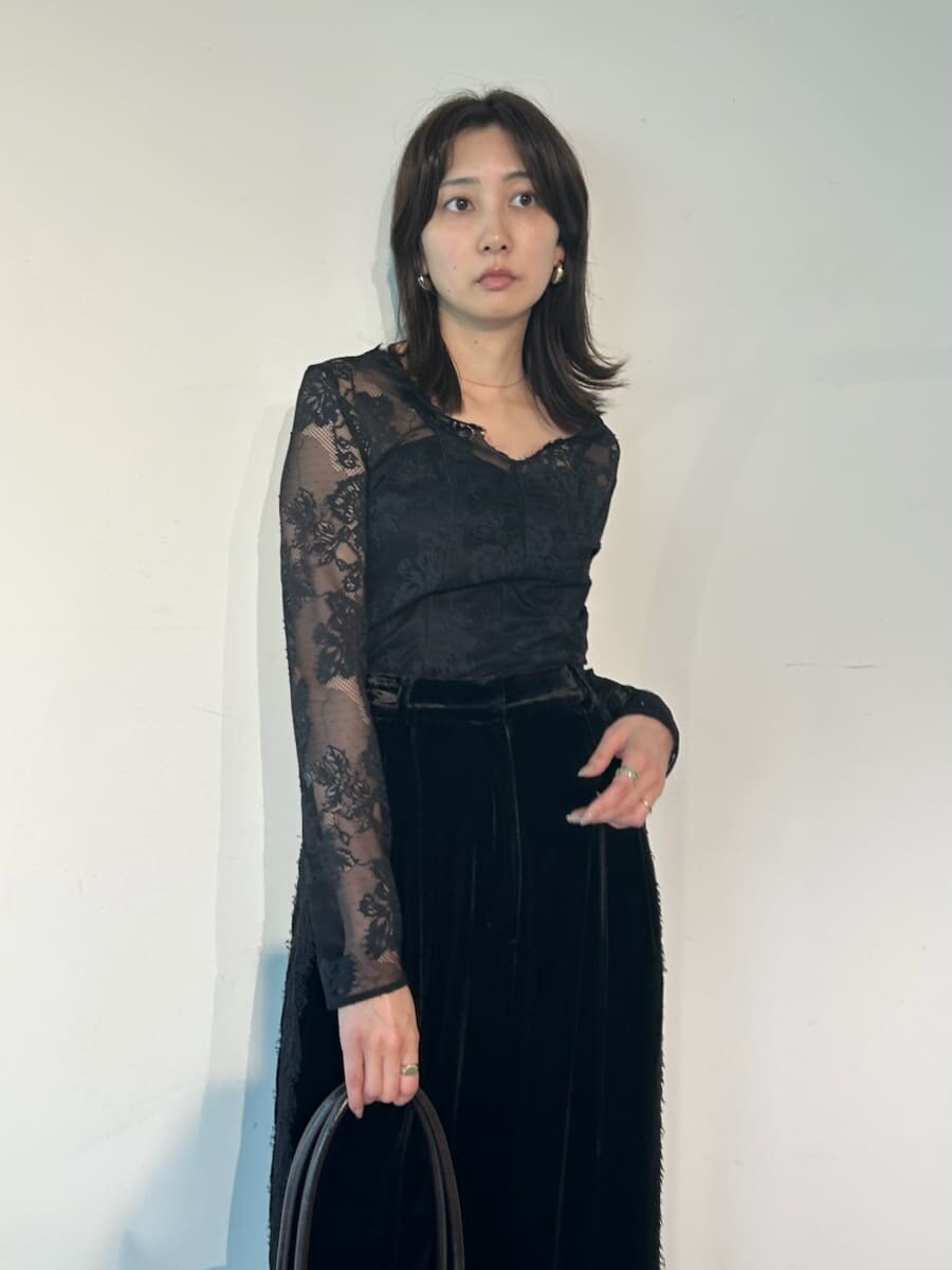 ブラック系のその他パンツ、ブラック系のTシャツ/カットソー、ブラウン系のサンダルを着用したレディースの秋コーディネートの4枚目の写真