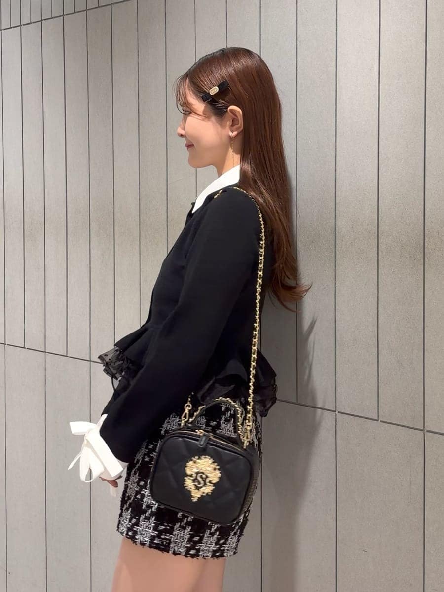 ブラック系のその他パンツ、ブラック系のカーディガン/ボレロ、ブラック系のブーツを着用したレディースの秋コーディネートの5枚目の写真
