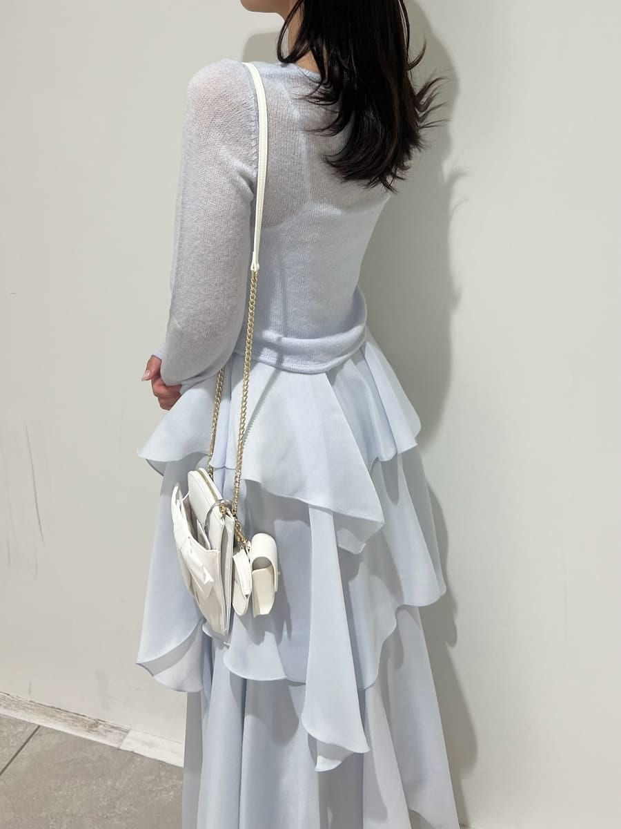 ブルー系のワンピース、ホワイト系のショルダーバッグ、シルバー系のスニーカーを着用したレディースの冬コーディネートの5枚目の写真