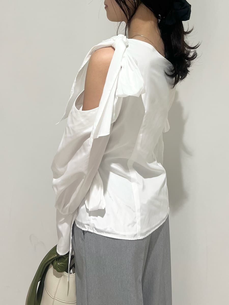 グレー系のブーツ、ホワイト系のハンドバッグ、グレー系のその他パンツを着用したレディースの冬コーディネートの5枚目の写真