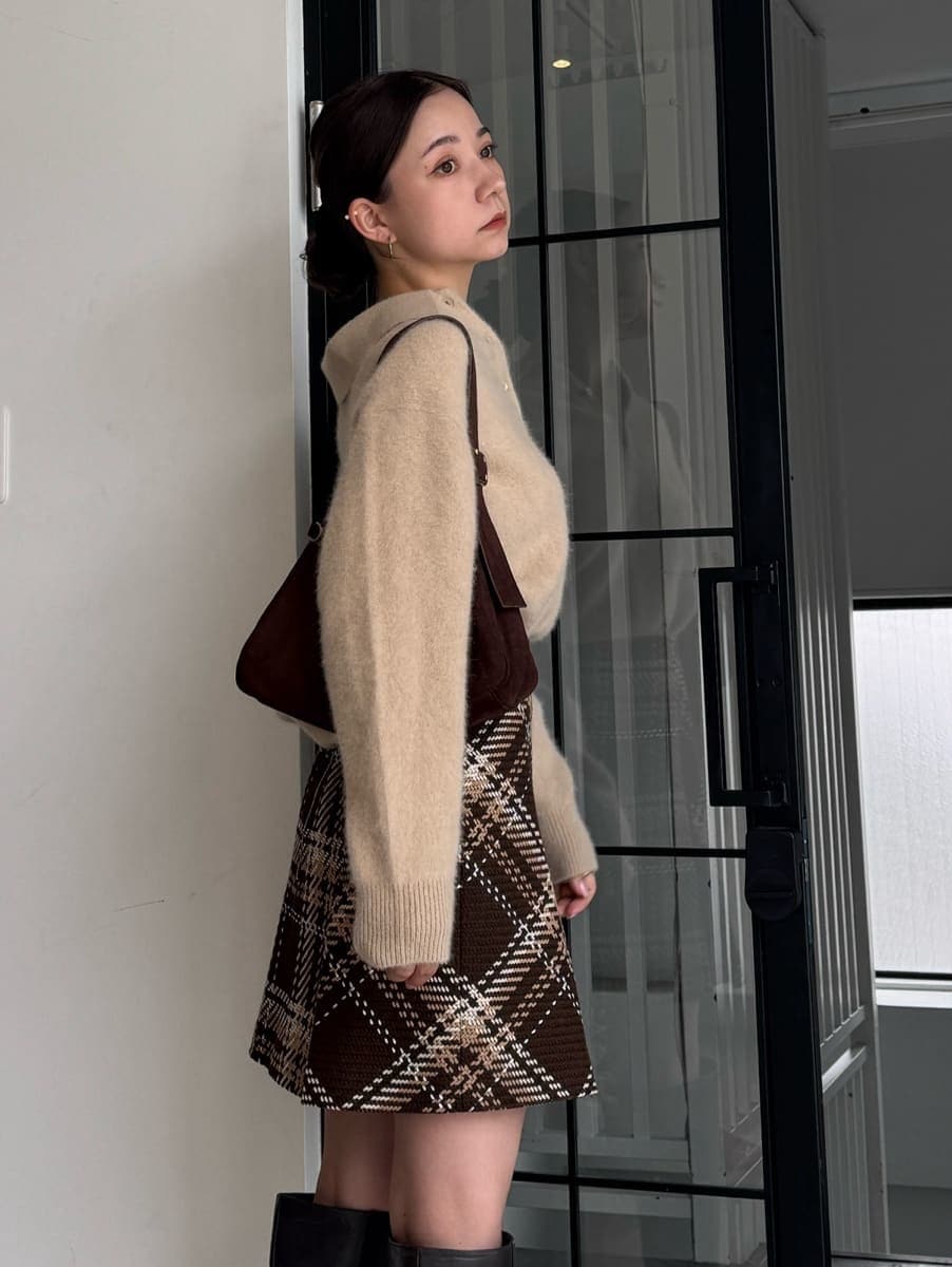 ベージュ系のニット/セーター、ブラウン系のスカートを着用したレディースの秋コーディネートの3枚目の写真