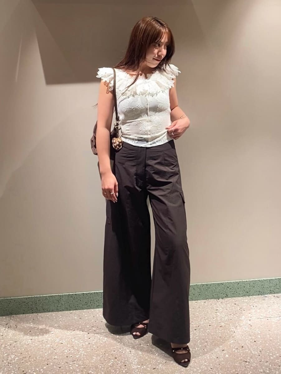 ブラウン系のその他パンツ、ホワイト系のTシャツ/カットソー、ブラウン系のサンダルを着用したレディースの夏コーディネートの2枚目の写真