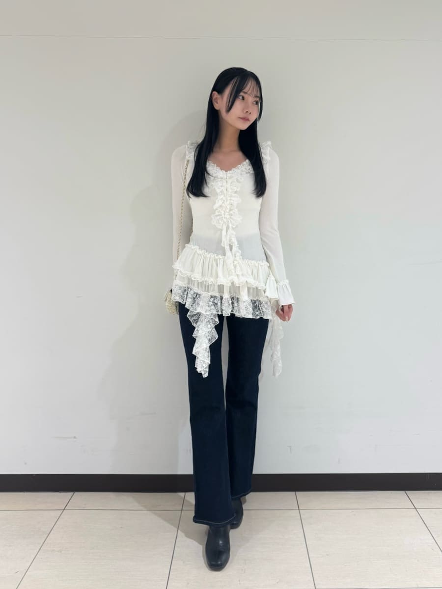 ホワイト系のTシャツ/カットソー、ブルー系のその他パンツ、ホワイト系のショルダーバッグを着用したレディースの秋コーディネートの2枚目の写真