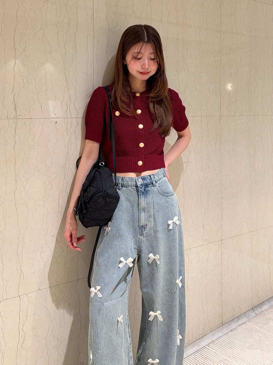 ブルー系のその他パンツ、レッド系のカーディガン/ボレロ、ブラック系のバックパック/リュックを着用したレディースの夏コーディネートの3枚目の写真