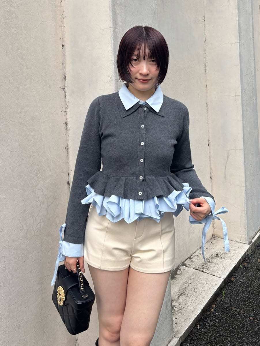 グレー系のカーディガン/ボレロ、ブラック系のショルダーバッグ、ホワイト系のその他パンツを着用したレディースの秋コーディネートの6枚目の写真