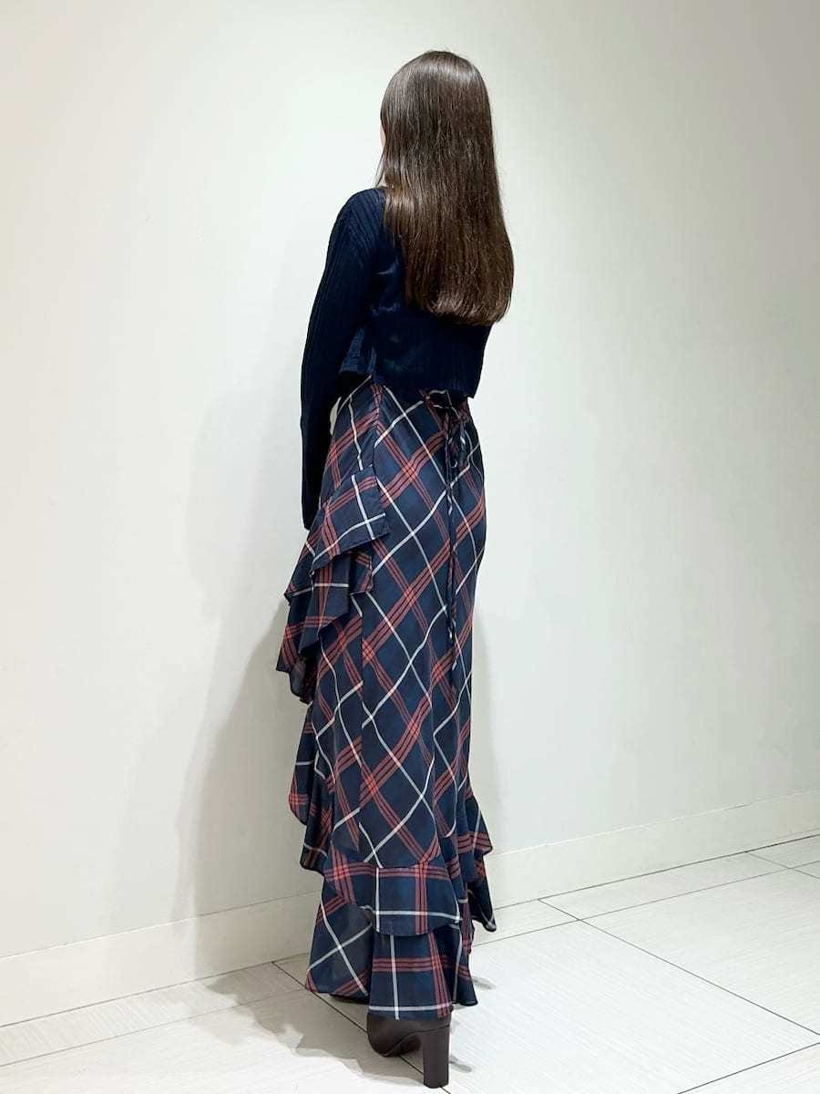 ブルー系のワンピース、ブルー系のカーディガン/ボレロ、レッド系のブーツを着用したレディースの夏コーディネートの4枚目の写真