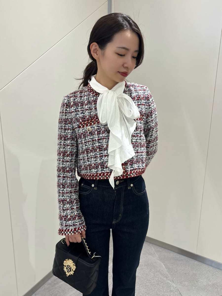 ブルー系のデニムパンツ、その他のノーカラージャケット、ホワイト系のシャツ/ブラウスを着用したレディースの秋コーディネートの7枚目の写真
