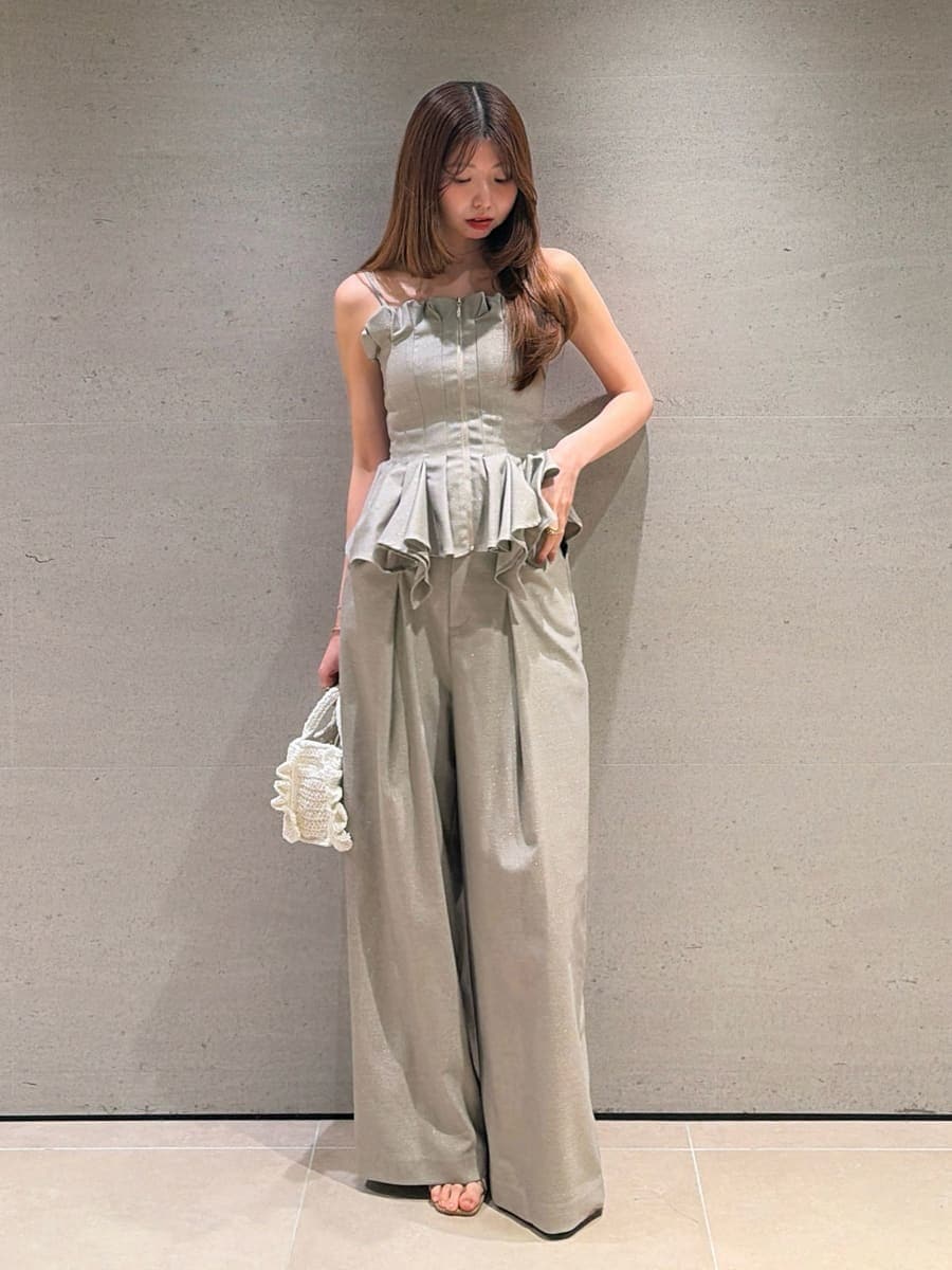 ホワイト系のショルダーバッグ、ベージュ系のその他パンツ、その他のサンダルを着用したレディースの夏コーディネートの5枚目の写真