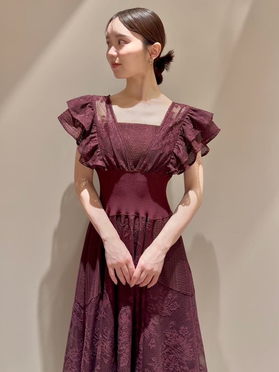 レッド系のドレス、レッド系のブーツ、ブラウン系のショルダーバッグを着用したレディースの夏コーディネートの4枚目の写真