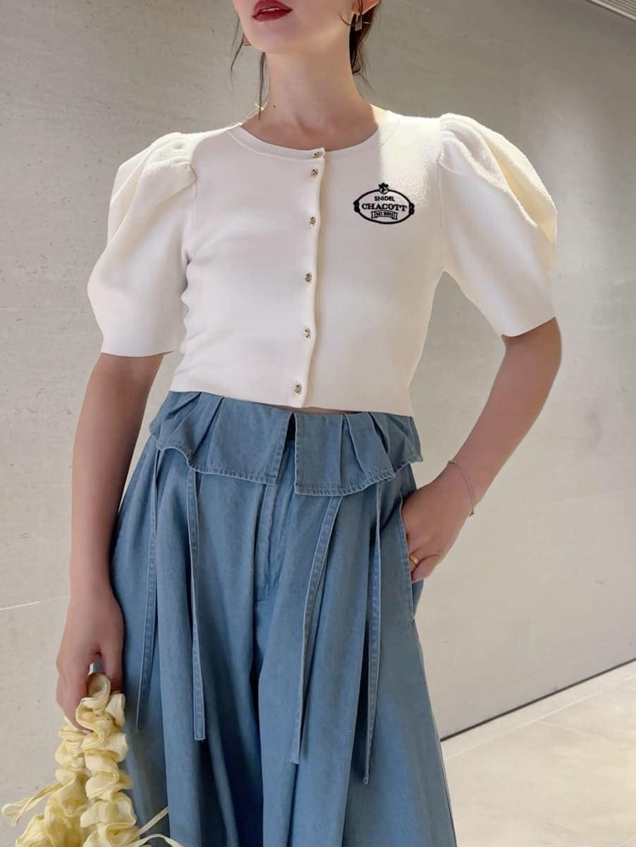 ブルー系のその他パンツ、ホワイト系のカーディガン/ボレロ、その他のパンプスを着用したレディースの春コーディネートの3枚目の写真