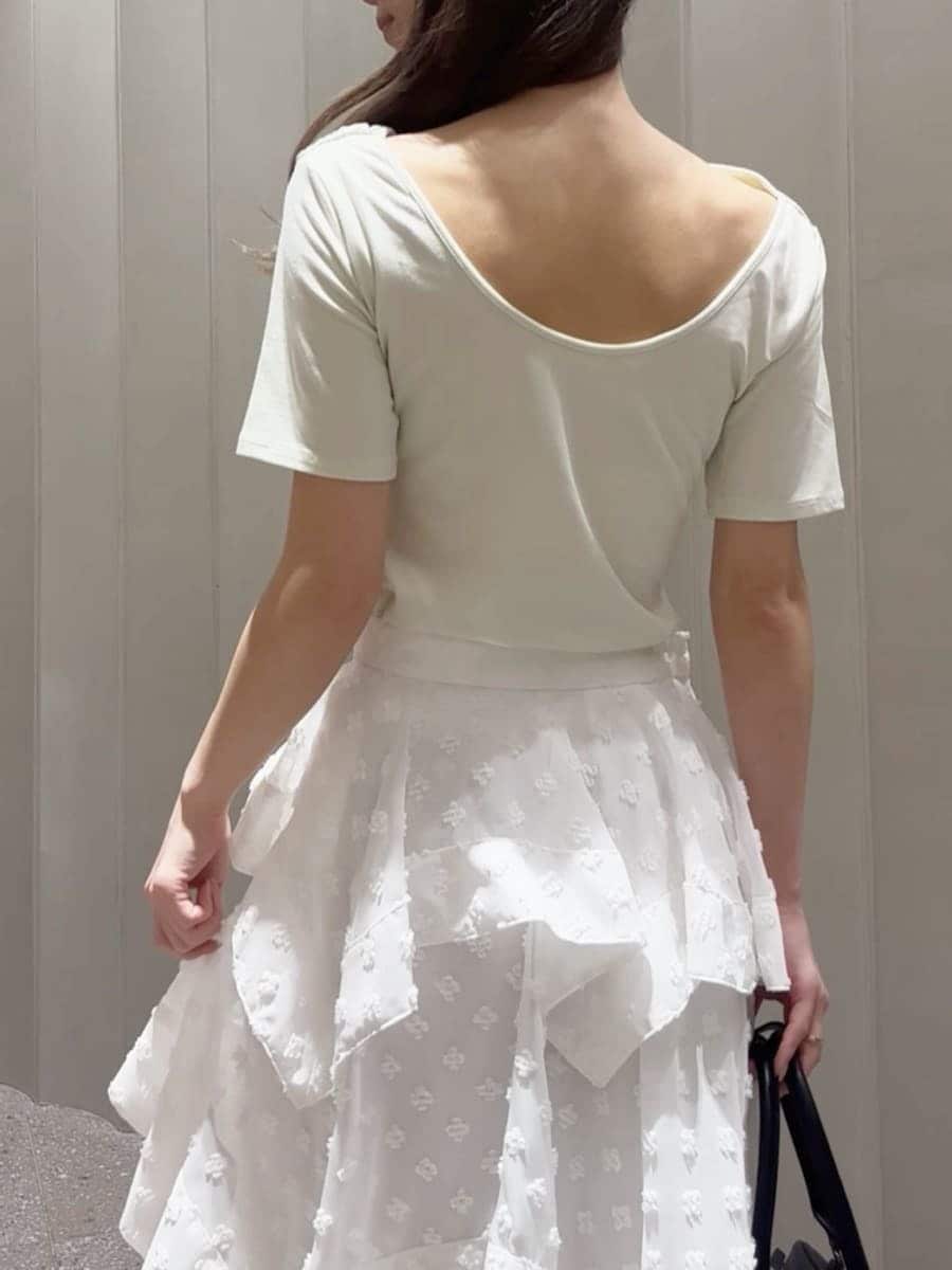 その他のスカート、グリーン系のTシャツ/カットソー、ブラック系のボストンバッグを着用したレディースの春コーディネートの7枚目の写真