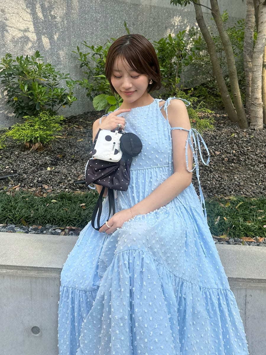 ブルー系のワンピース、その他のポーチを着用したレディースの春コーディネートの3枚目の写真