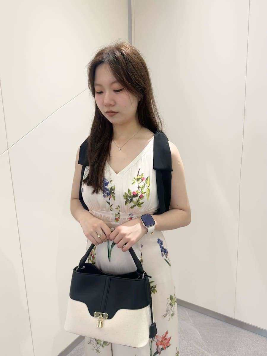 ホワイト系のワンピース、その他のハンドバッグ、その他のサンダルを着用したレディースの夏コーディネートの5枚目の写真