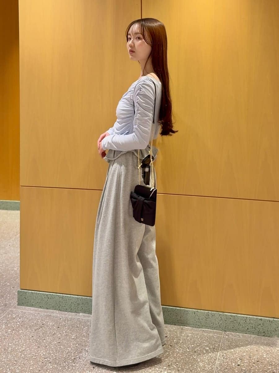 ホワイト系のノーカラージャケット、グレー系のその他パンツ、ブルー系のTシャツ/カットソーを着用したレディースの冬コーディネートの4枚目の写真