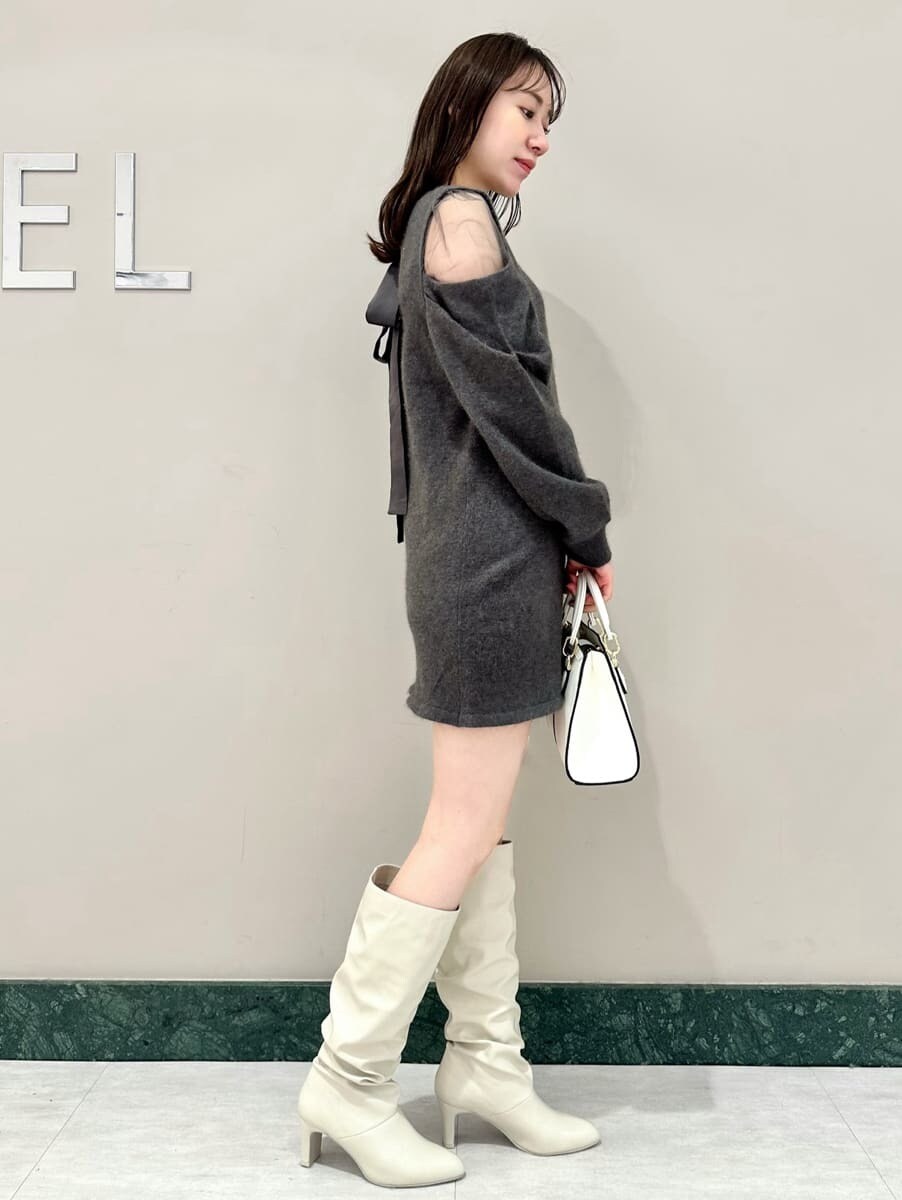 ブラウン系のワンピース、ホワイト系のハンドバッグを着用したレディースの秋コーディネートの4枚目の写真