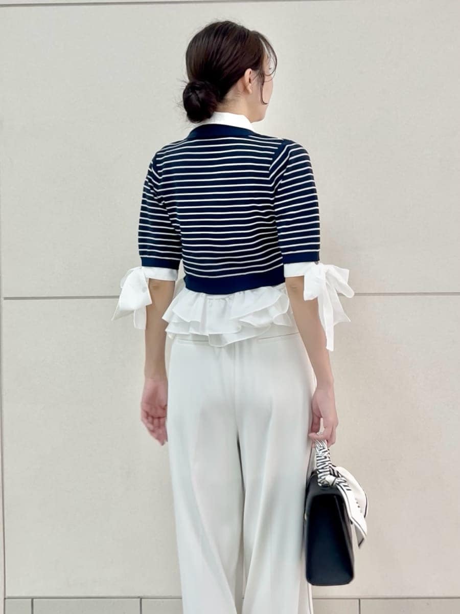ブラック系のハンドバッグ、ホワイト系のその他パンツ、その他のニット/セーターを着用したレディースの夏コーディネートの7枚目の写真