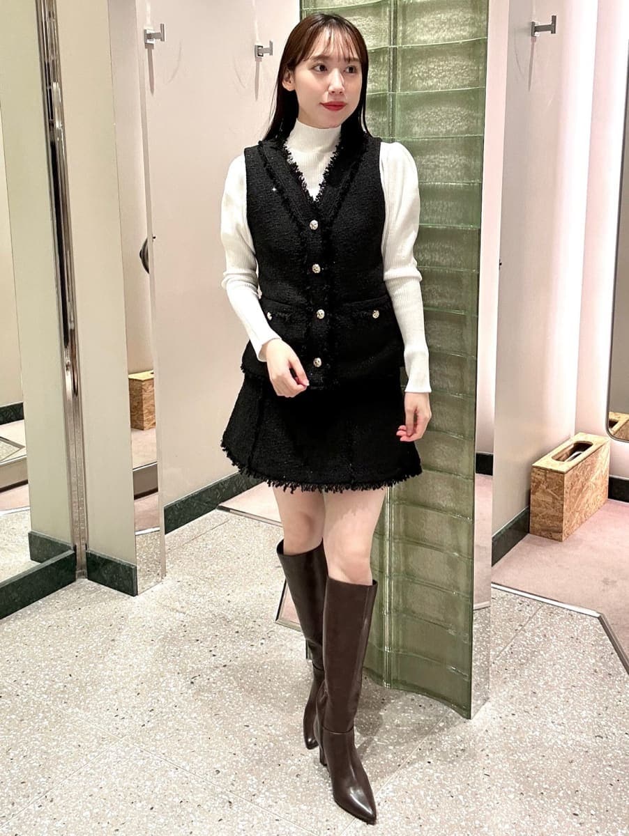 ブラック系のその他アウター、ホワイト系のニット/セーター、ブラック系のスカートを着用したレディースの秋コーディネートの2枚目の写真