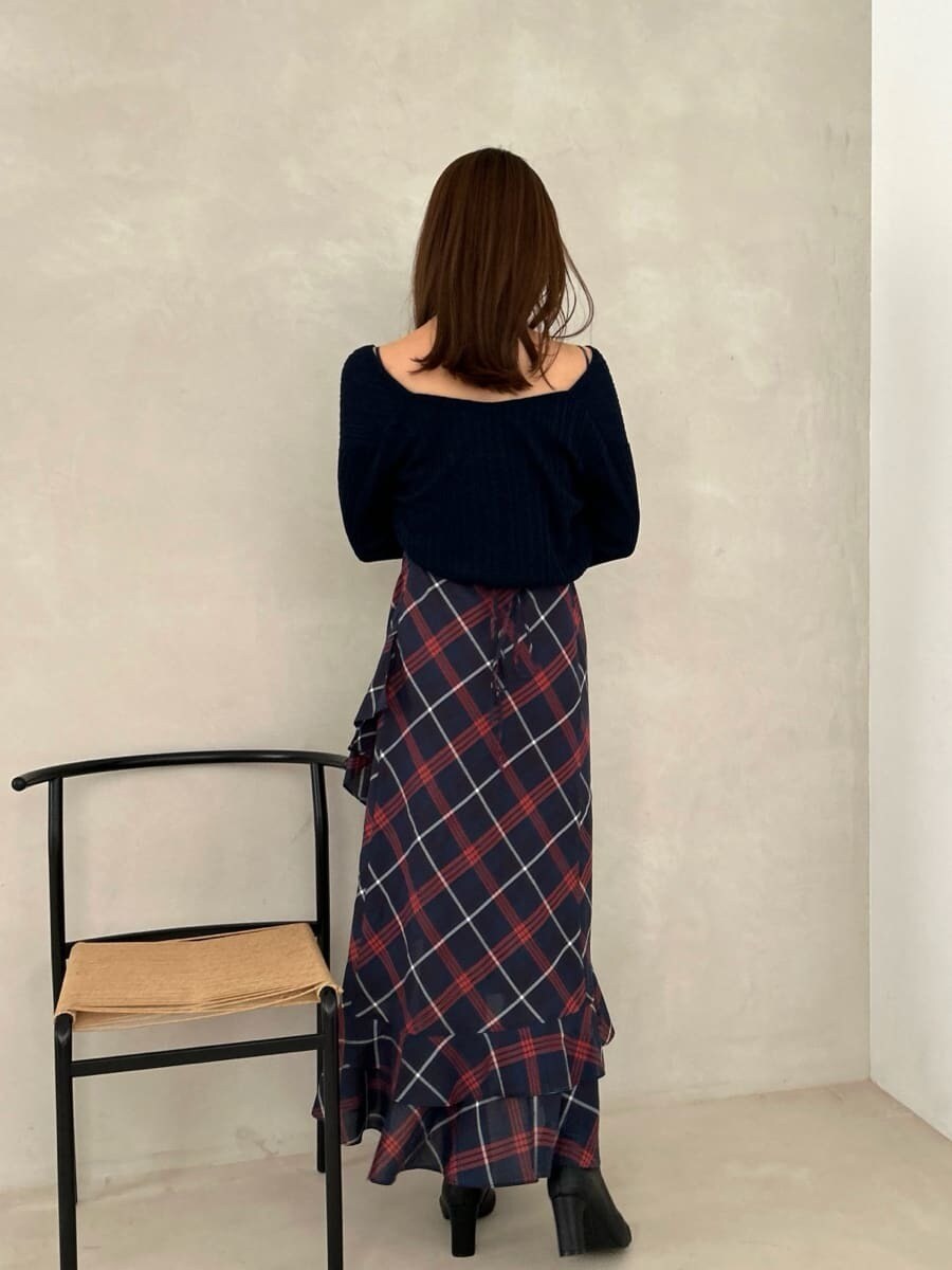 ブルー系のワンピース、ブルー系のカーディガン/ボレロ、ブラック系のショルダーバッグを着用したレディースの夏コーディネートの3枚目の写真