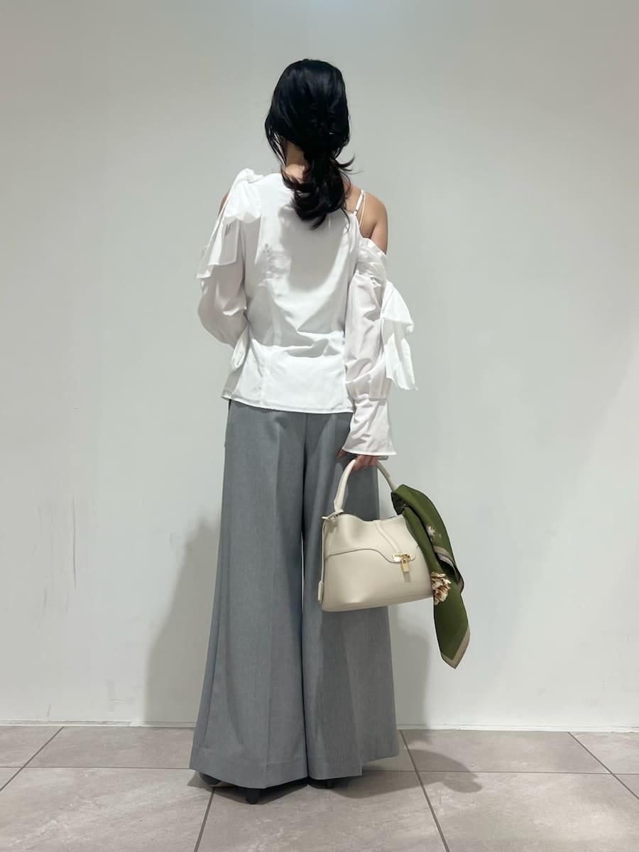 グレー系のブーツ、ホワイト系のハンドバッグ、グレー系のその他パンツを着用したレディースの冬コーディネートの3枚目の写真