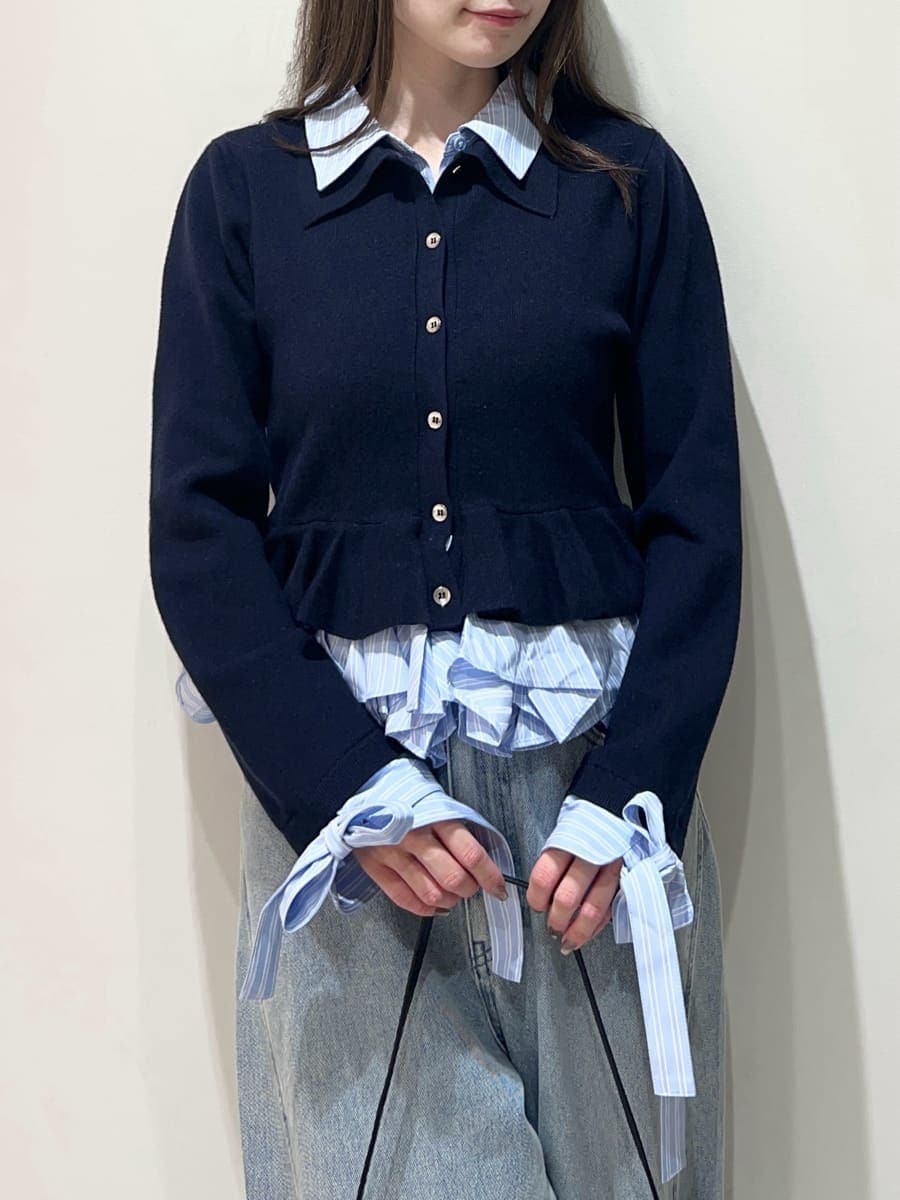 ブルー系のデニムパンツ、ブルー系のカーディガン/ボレロ、ブラック系のサンダルを着用したレディースの秋コーディネートの3枚目の写真