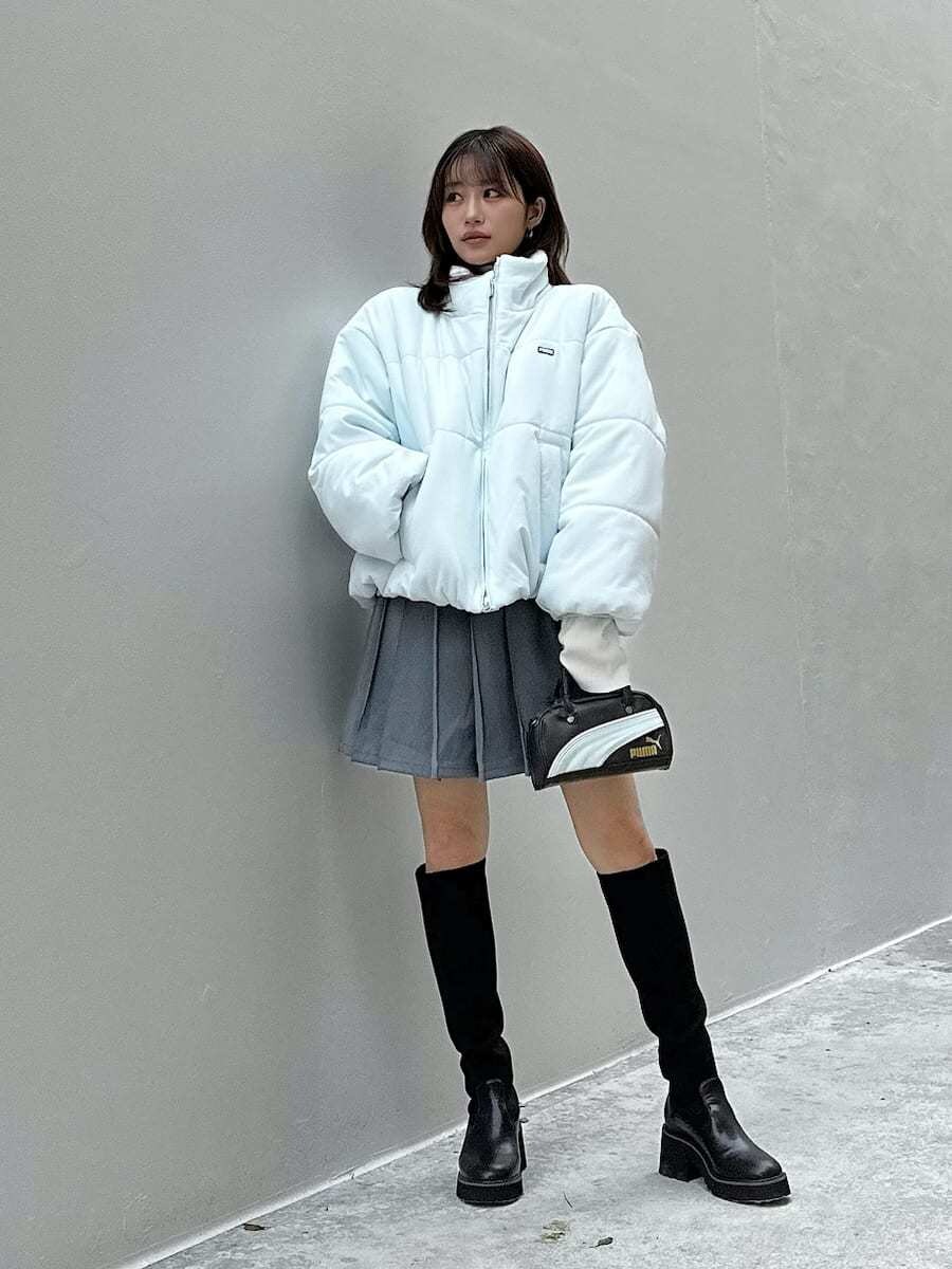 ホワイト系のニット/セーターを着用したレディースの秋コーディネートの2枚目の写真