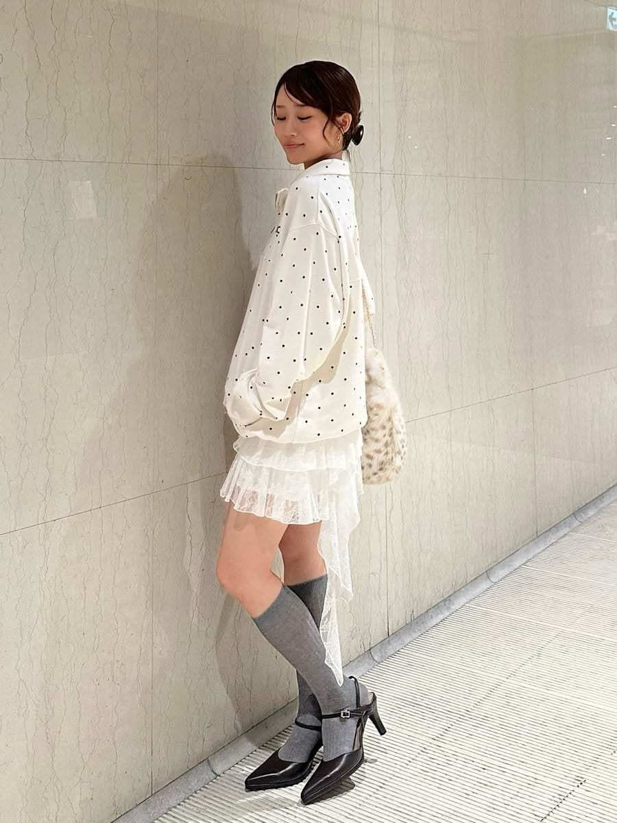 ホワイト系のその他パンツ、その他のTシャツ/カットソー、ブラウン系のパンプスを着用したレディースの秋コーディネートの5枚目の写真