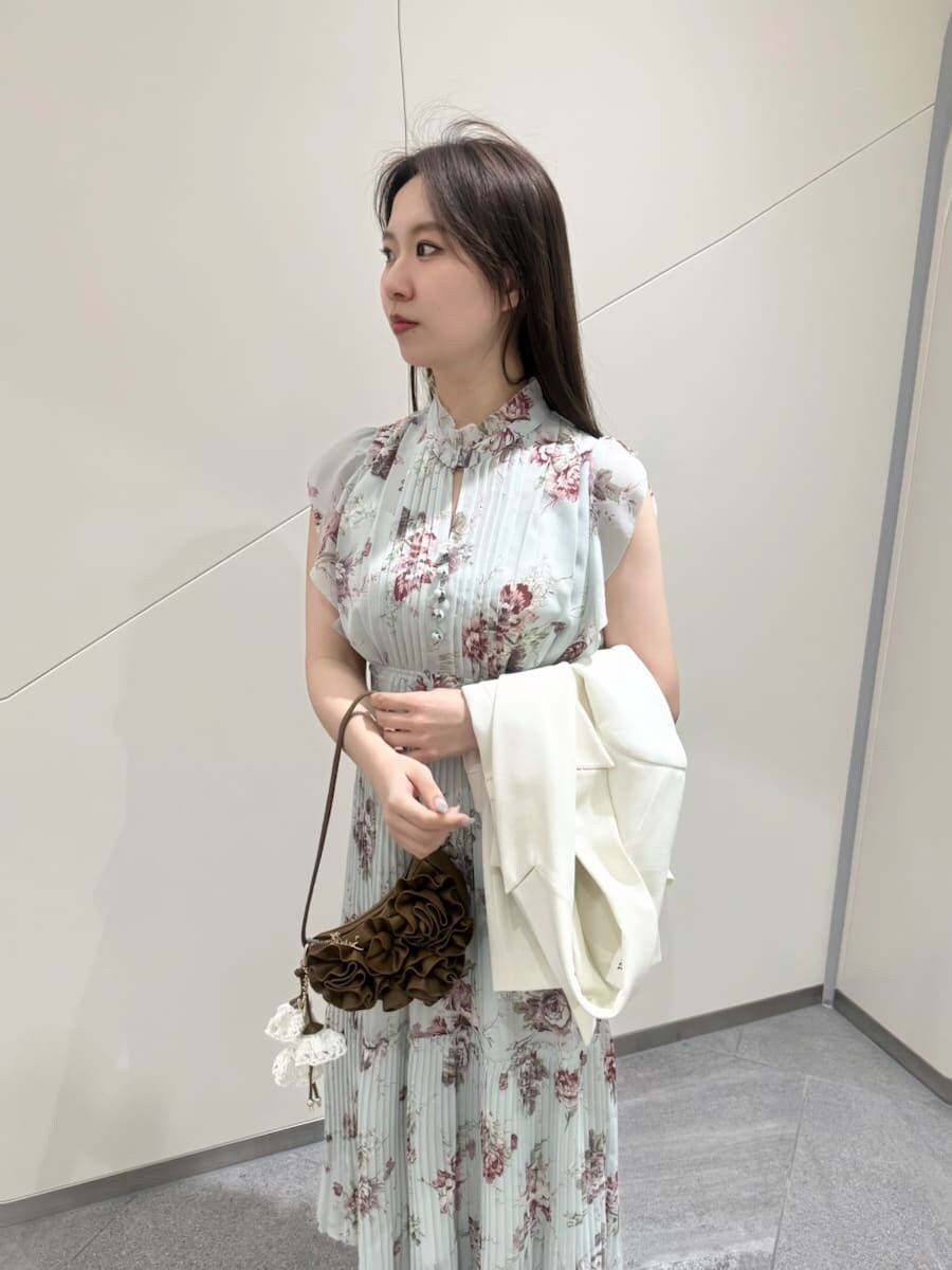 グリーン系のワンピースを着用したレディースの春コーディネートの5枚目の写真