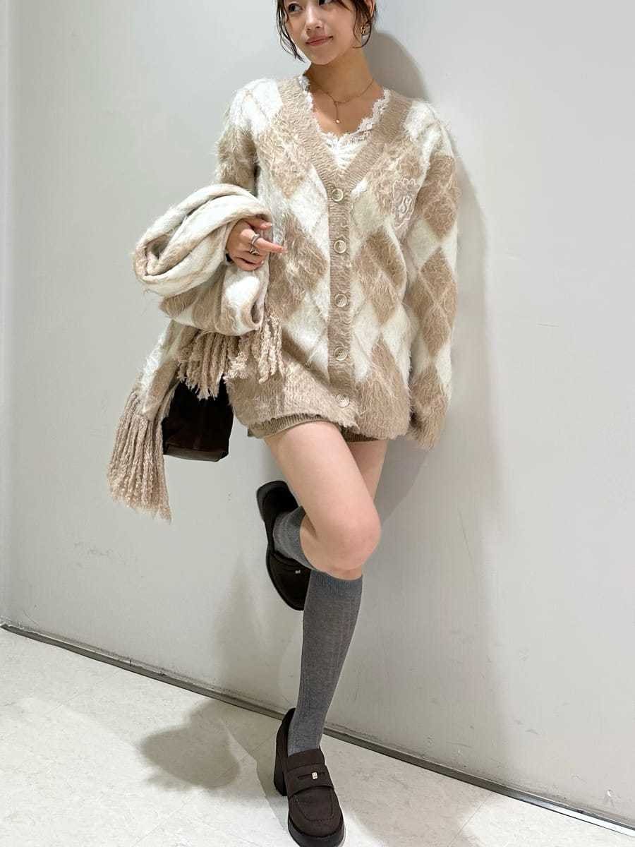 ブラウン系のその他パンツ、ホワイト系のTシャツ/カットソー、ベージュ系のカーディガン/ボレロを着用したレディースの秋コーディネートの7枚目の写真