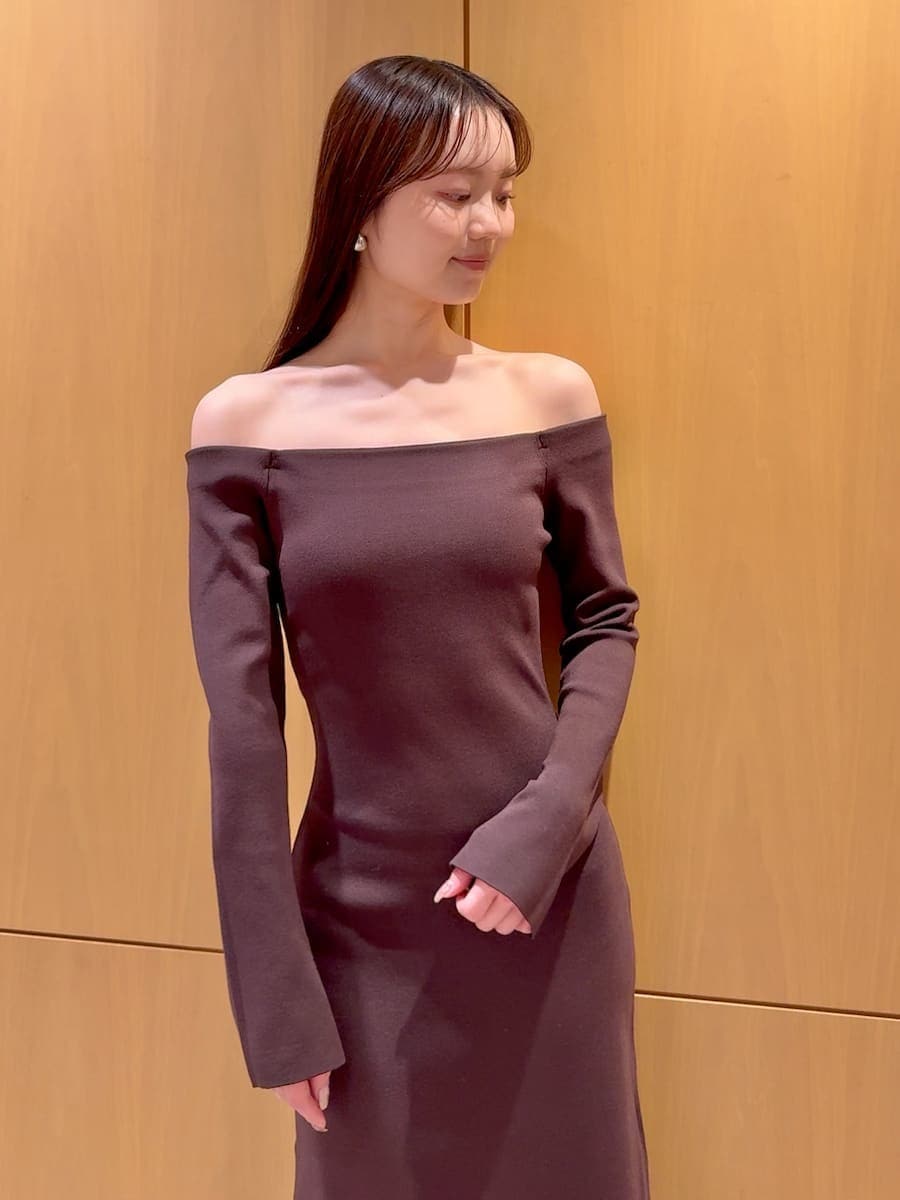 ホワイト系のハンドバッグ、ブラウン系のワンピースを着用したレディースの春コーディネートの5枚目の写真