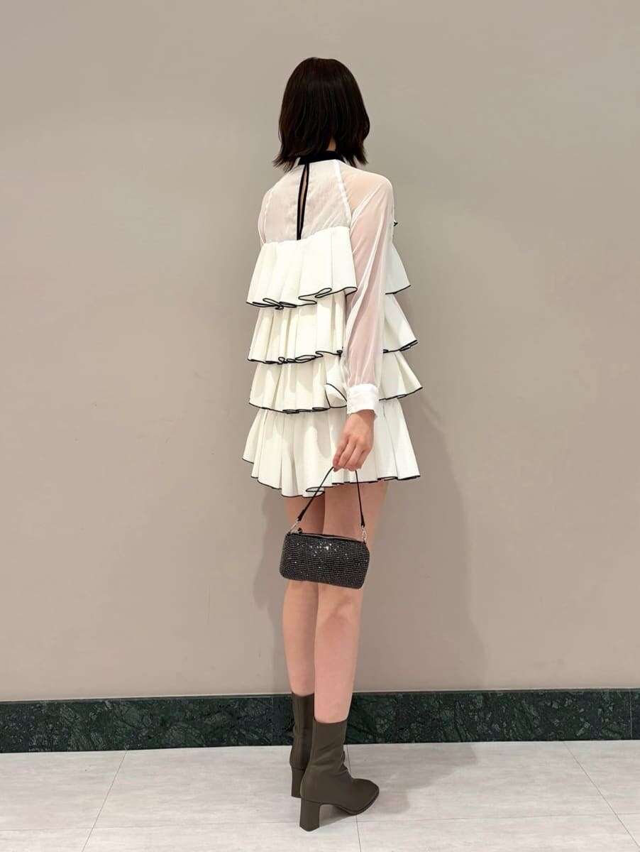 ホワイト系のドレスを着用したレディースの冬コーディネートの3枚目の写真