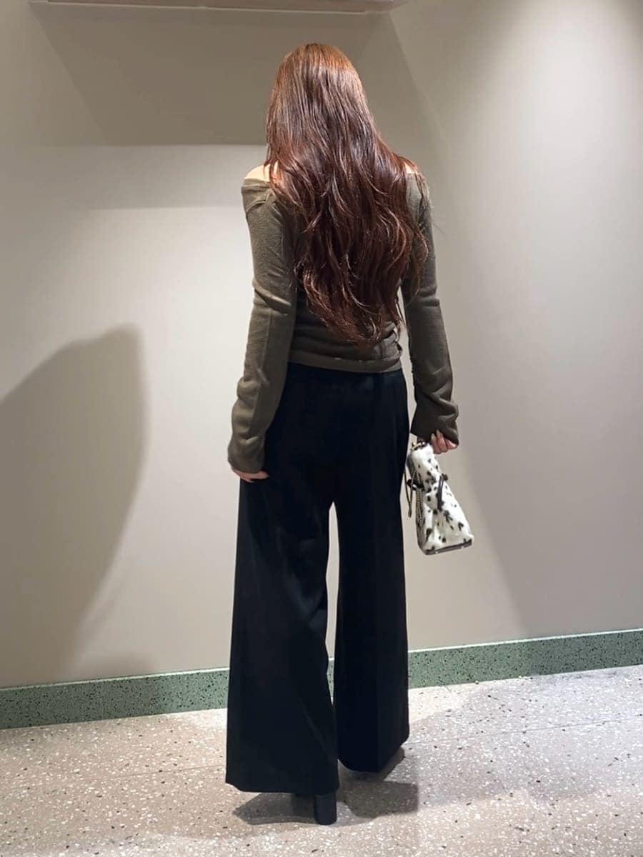 ブラック系のその他パンツ、ブラウン系のニット/セーター、ブラック系のブーツを着用したレディースの秋コーディネートの4枚目の写真