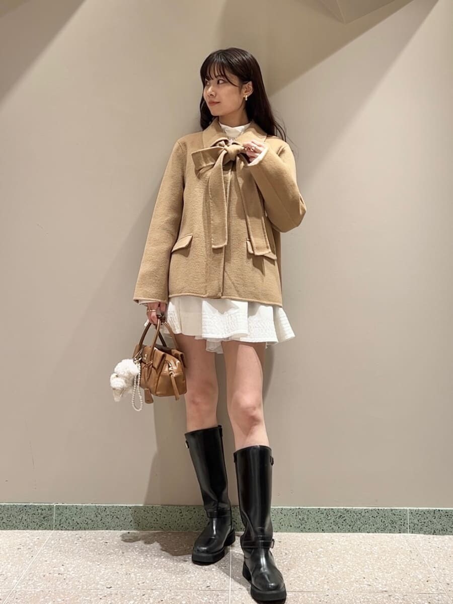 イエロー系のテーラードジャケット、ホワイト系のシャツ/ブラウス、ホワイト系のその他パンツを着用したレディースの秋コーディネートの4枚目の写真