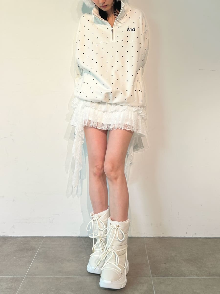 ホワイト系のその他パンツ、その他のTシャツ/カットソー、ホワイト系のイヤーマフを着用したレディースの秋コーディネートの5枚目の写真