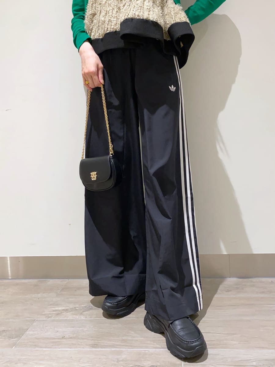 ベージュ系のその他トップス、グリーン系のカーディガン/ボレロ、ブラック系のその他パンツを着用したレディースの春コーディネートの8枚目の写真