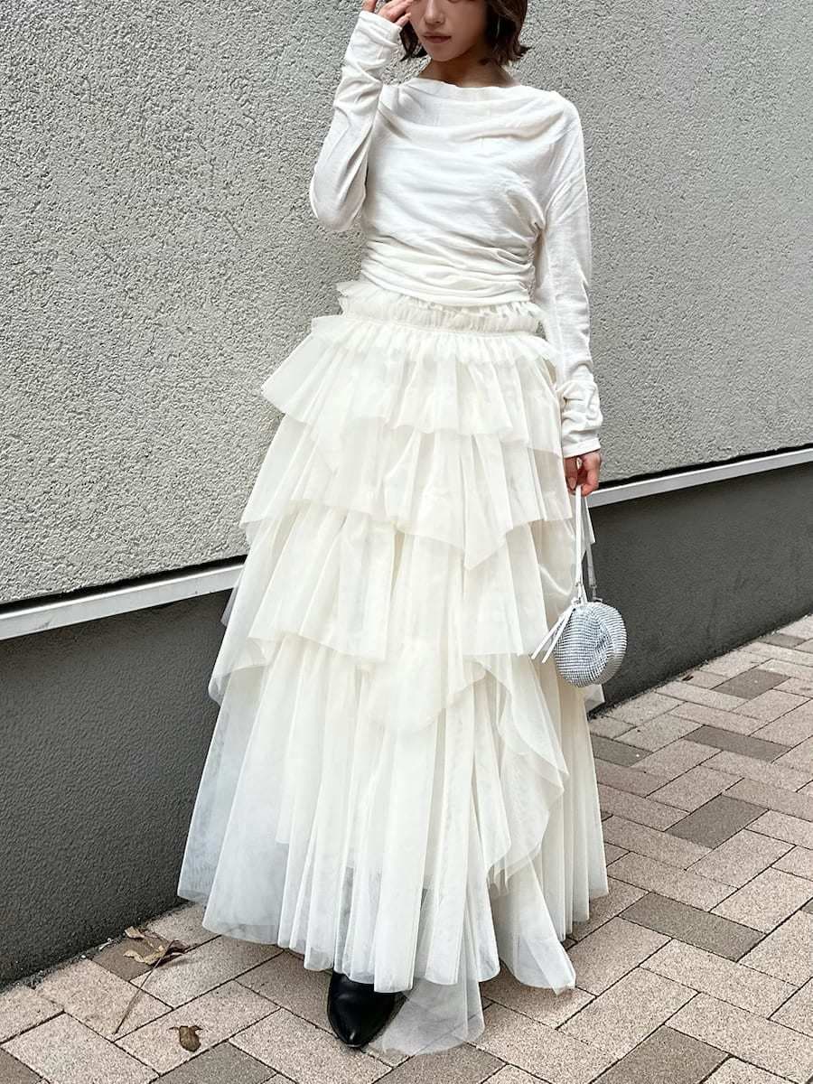 ブラック系のブーツ、ホワイト系のニット/セーター、その他のピアス（両耳用）を着用したレディースの冬コーディネートの8枚目の写真