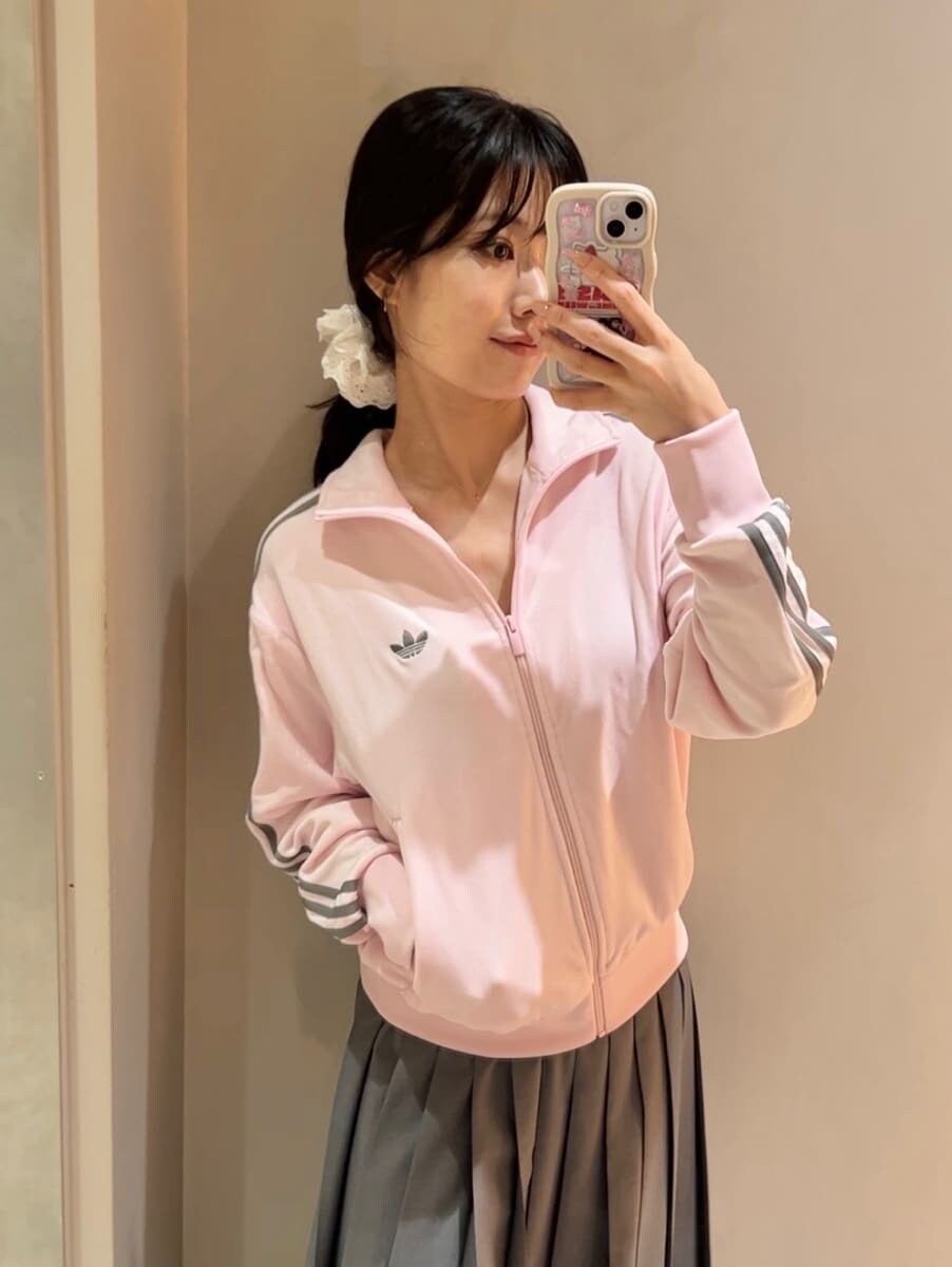 グレー系のスカート、ブラック系のボストンバッグを着用したレディースの秋コーディネートの7枚目の写真