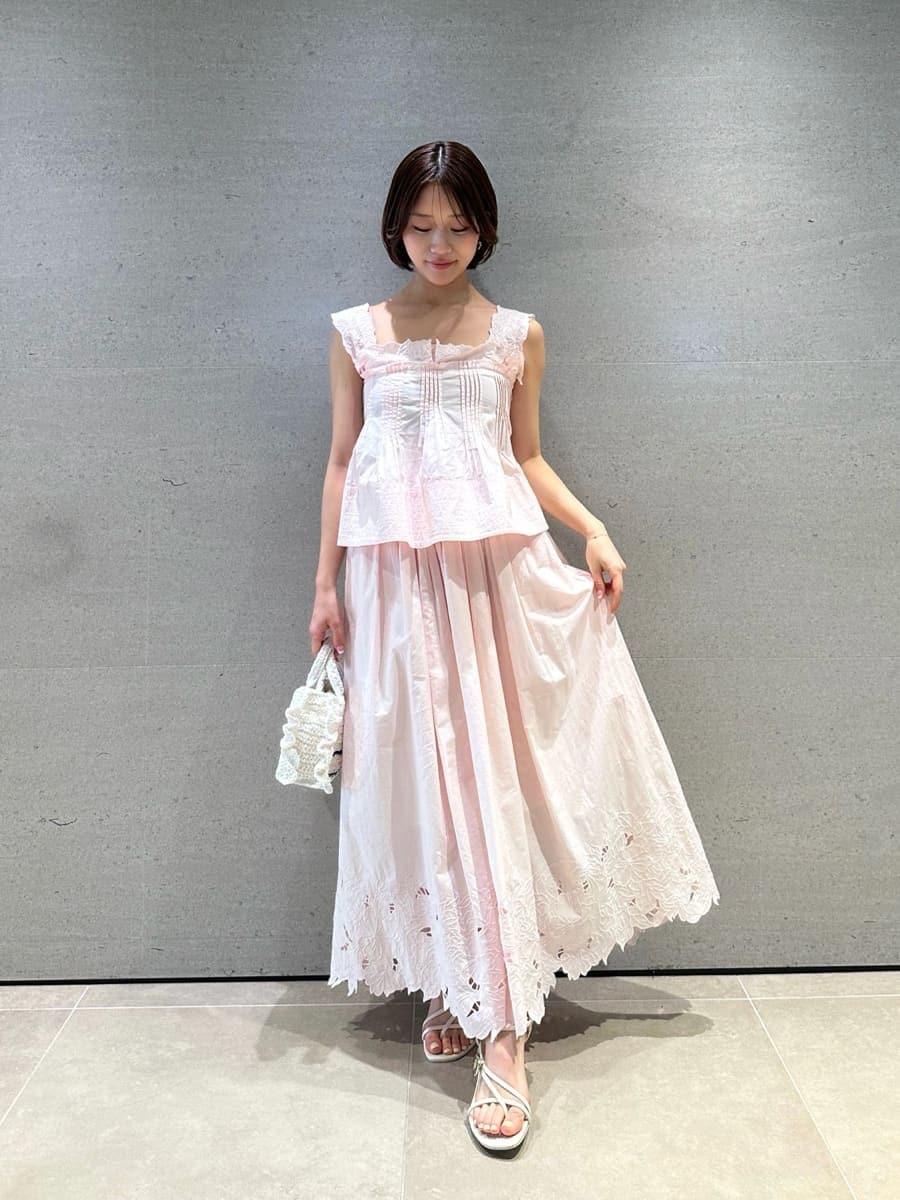 ピンク系のスカート、ピンク系のシャツ/ブラウス、ホワイト系のショルダーバッグを着用したレディースの春コーディネートの2枚目の写真