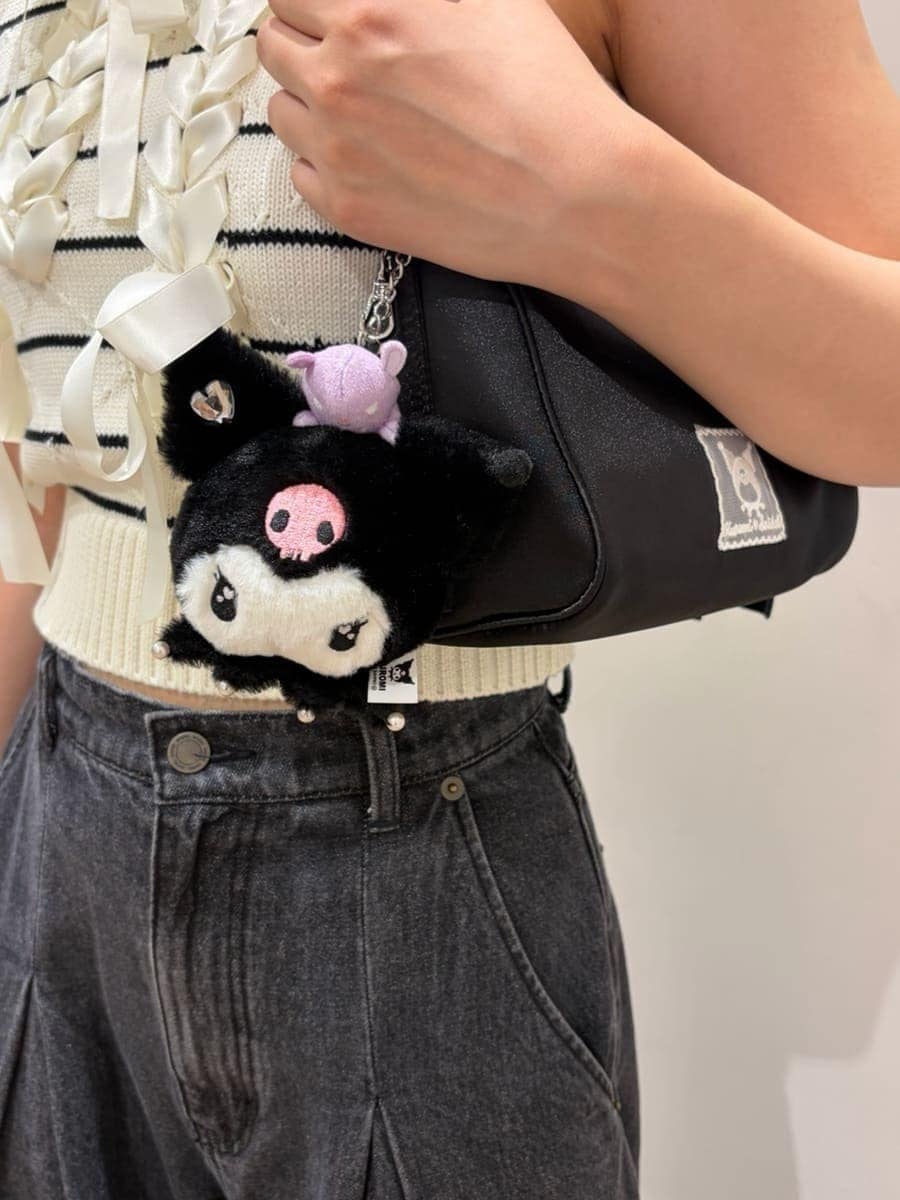 ブラック系のデニムパンツ、その他のニット/セーターを着用したレディースの夏コーディネートの4枚目の写真