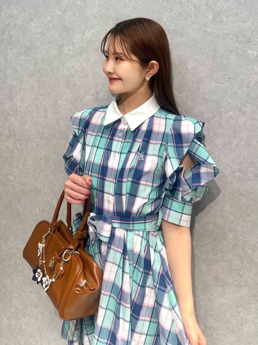 その他のワンピース、イエロー系のボストンバッグ、ホワイト系のその他シューズを着用したレディースの春コーディネートの6枚目の写真