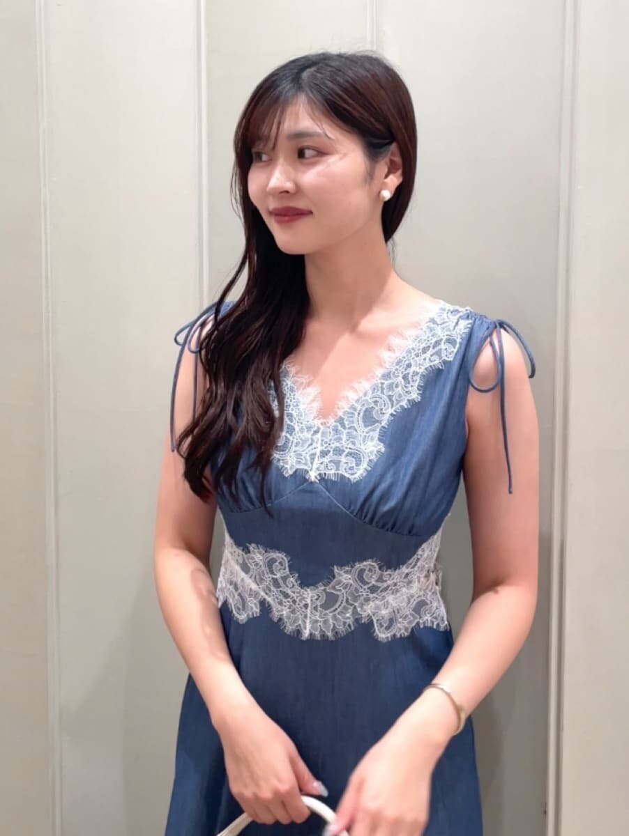 その他のサンダル、ブルー系のワンピース、ベージュ系のハンドバッグを着用したレディースの夏コーディネートの6枚目の写真