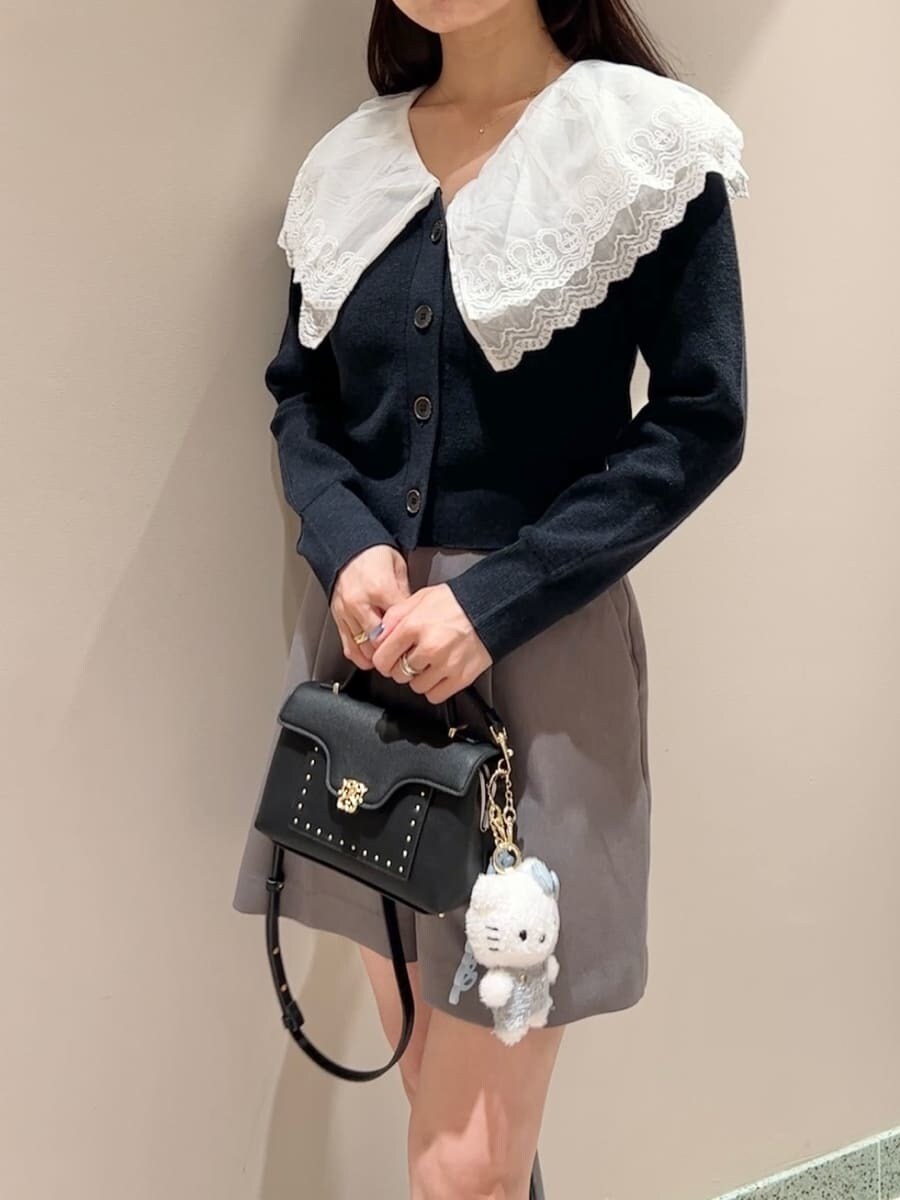 ブルー系のニット/セーター、グレー系のその他パンツ、ブラック系のショルダーバッグを着用したレディースの秋コーディネートの4枚目の写真