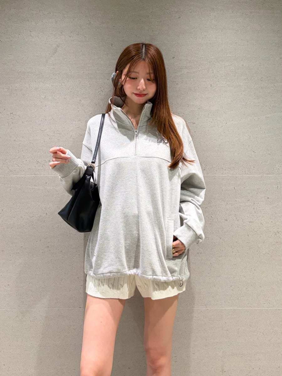 ブラック系のローファー、ホワイト系のその他パンツ、グレー系のTシャツ/カットソーを着用したレディースの秋コーディネートの3枚目の写真